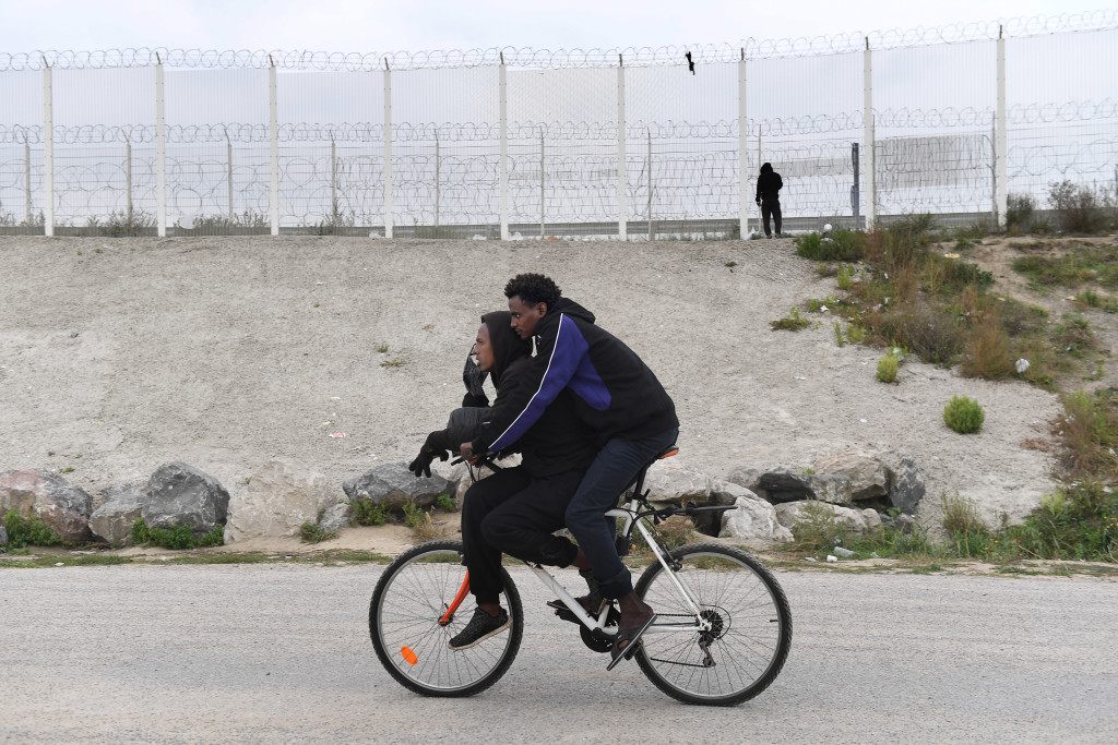 Stängslen runt färjeområdet i Calais. Foto: Urban Andersson